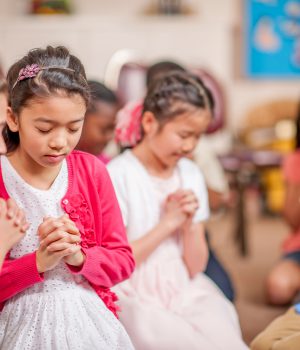 Kinderen-bidden-voor-kinderen