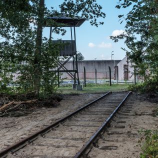 direct naast nationaal monument kamp vught ligt een van drie spoordelen die herinneren aan het spoorlijntje van het vughtse concentratiekamp, over de vughtse heide, naar de lijn den bosch-tilburg.